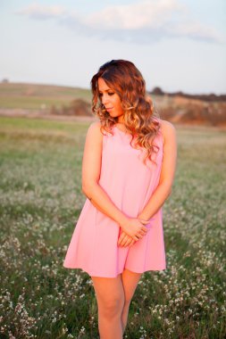 Güzel bir gülümseme ile çok güzel kadın