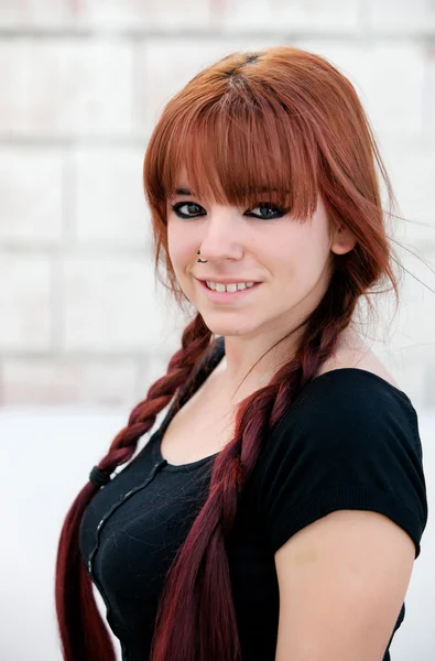 Chica adolescente rebelde con el pelo rojo — Foto de Stock