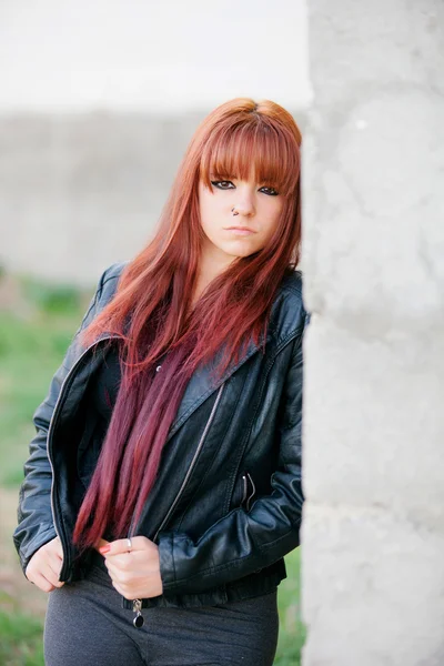 Chica adolescente rebelde con el pelo rojo apoyado en una pared —  Fotos de Stock