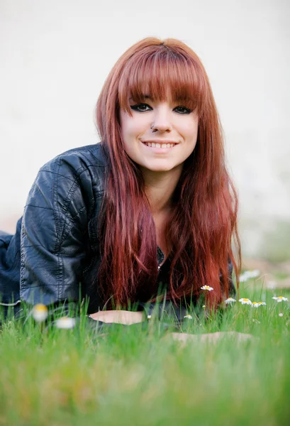 Ribelle adolescente ragazza con i capelli rossi — Foto Stock