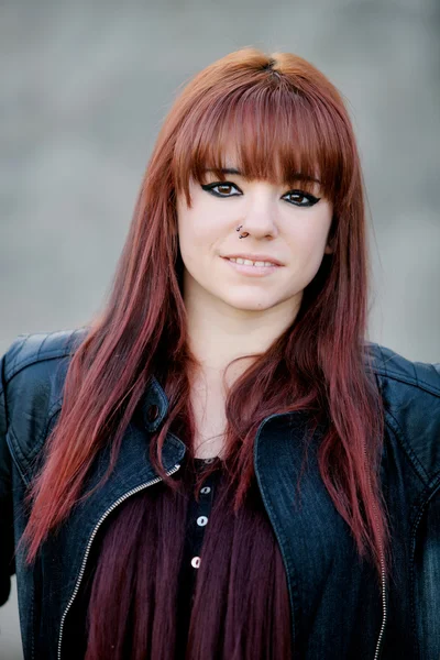 Chica adolescente rebelde con el pelo rojo — Foto de Stock