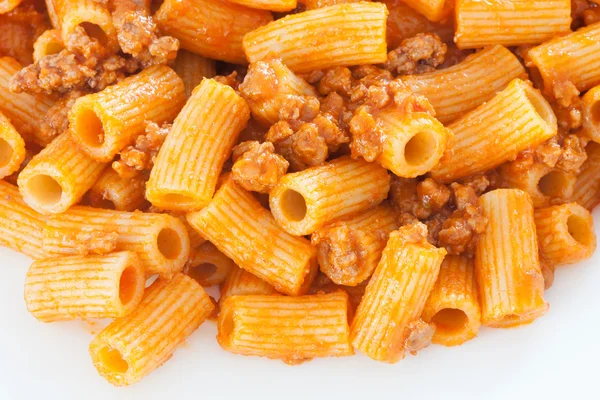 Heerlijke plaat van macaroni geserveerd met tomaat — Stockfoto