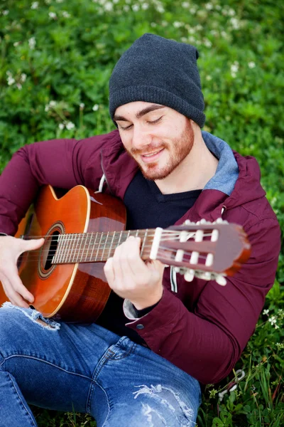 Cool handsome guy playing guitar at outside — Stock Photo, Image