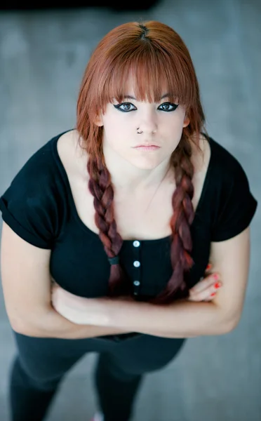 赤い髪の反抗的な 10 代の少女 — ストック写真