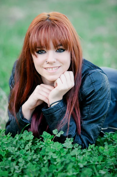 Ribelle adolescente ragazza con i capelli rossi — Foto Stock