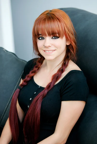 Chica adolescente rebelde con el pelo rojo en casa — Foto de Stock