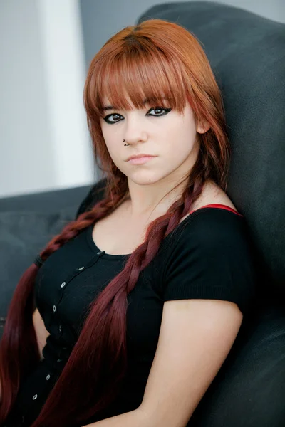 Rebellisches Teenager-Mädchen mit roten Haaren — Stockfoto