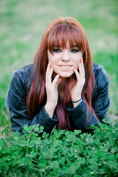 赤い髪の反抗的な 10 代の少女 — ストック写真