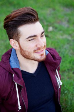 Serin yakışıklı adam