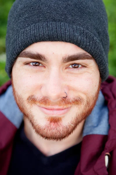 Hűvös jóképű srác piercing a mosolygós — Stock Fotó