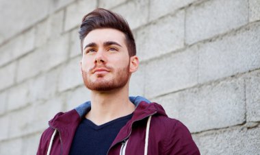 Serin yakışıklı adam