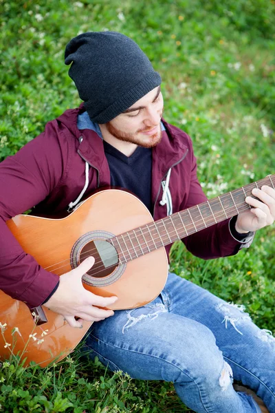 Cool handsome guy playing guitar at outside — Stock Photo, Image