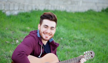 Serin yakışıklı adam dışında gitar çalmak