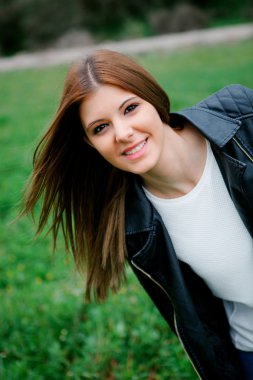 Serin güzel kadın parkta rahat  