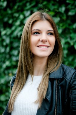 Dalgın güzel kadın parkta rahat