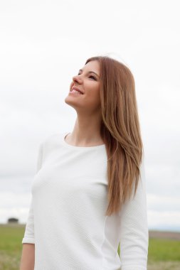 Çayır on dalgın güzel kadın rahat