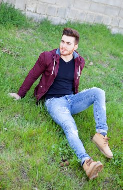 Sakallı yakışıklı adam.