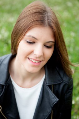 Dalgın güzel kadın parkta rahat