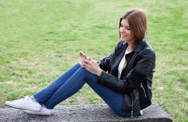 Cool pretty woman with the mobile — Stock Photo, Image