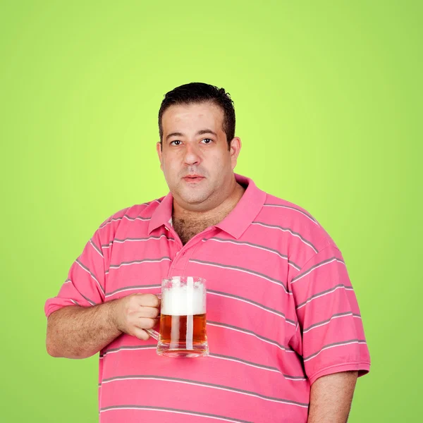 Homem gordo feliz bebendo uma cerveja — Fotografia de Stock