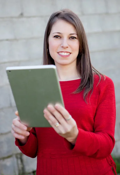 Menina casual com um tablet — Fotografia de Stock