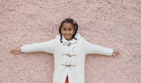 ピンクの壁のレンガで美しいアフリカの子供 — ストック写真