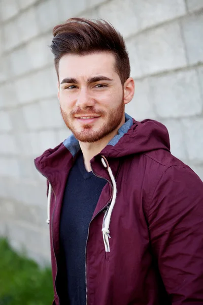 Décontracté cool jeune homme avec barbe — Photo