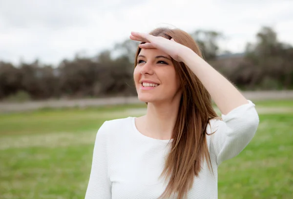 Vrouw kijken naar kant in de weide — Stockfoto