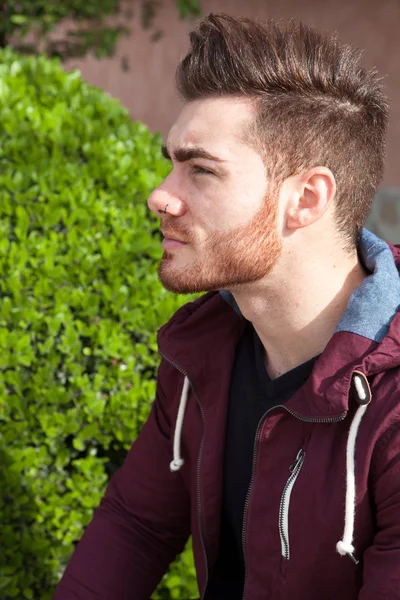 Décontracté cool jeune homme avec barbe — Photo