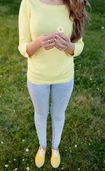 Vrouw met een daisy — Stockfoto