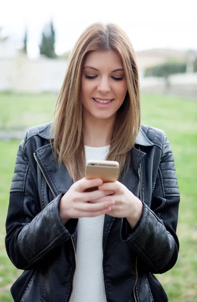 Coole hübsche Frau mit dem Handy — Stockfoto