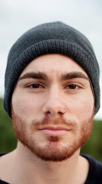 Retrato de homem bonito legal com lã cap — Fotografia de Stock