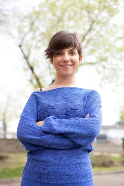 Mooie jonge vrouw in het park — Stockfoto