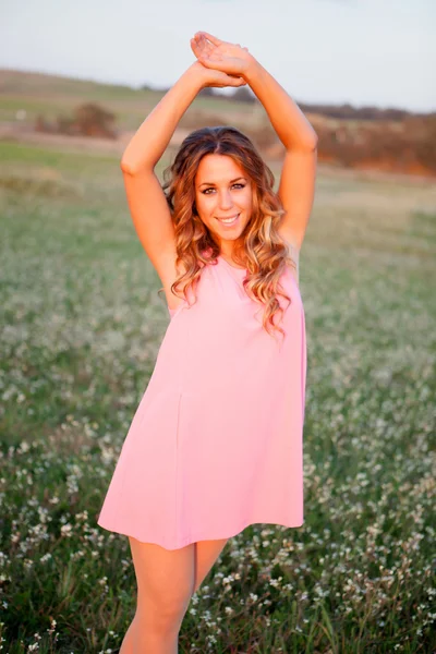 Pretty blonde woman in a beautiful field — Stock Photo, Image