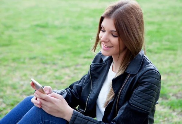 Coole hübsche Frau mit dem Handy — Stockfoto