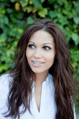 Açık havada parkta güzel esmer