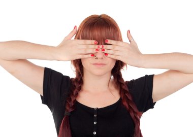 Bir piercing ile siyah giysili genç kız