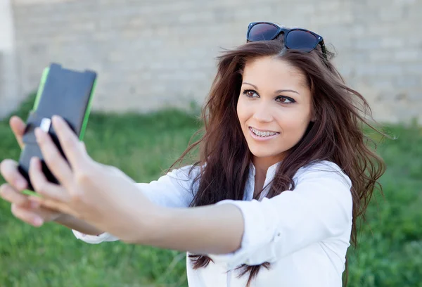 Beautiful woman photographed on the smartphone — Stock Photo, Image