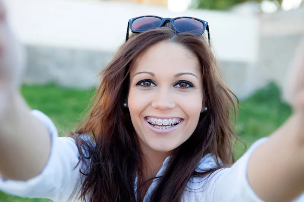 Hermosa mujer fotografiada en el teléfono inteligente —  Fotos de Stock