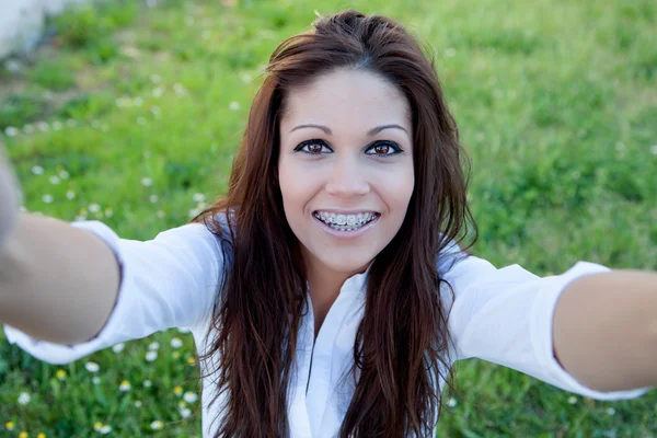 Hermosa mujer fotografiada en el teléfono inteligente —  Fotos de Stock