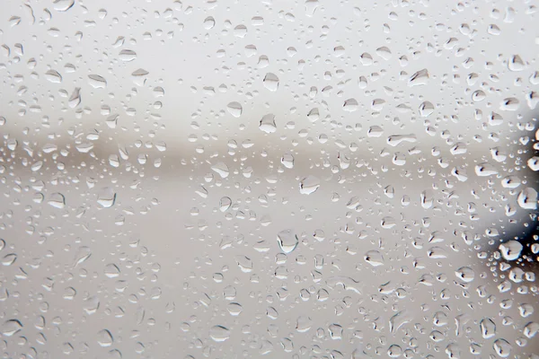 Vidro molhado com gotas de chuva cair — Fotografia de Stock