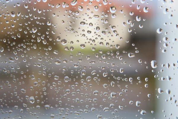 Vidro molhado com gotas de chuva cair — Fotografia de Stock