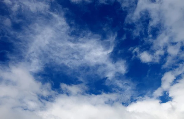 Céu azul bonito — Fotografia de Stock