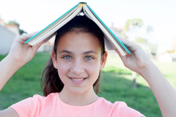 Petite fille lisant un livre dehors — Photo