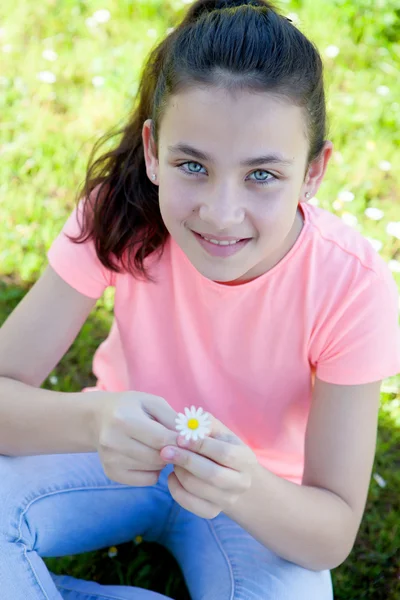 Feliz preadolescente casual oliendo una margarita — Foto de Stock