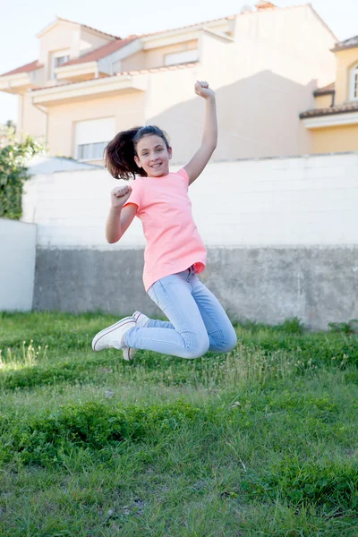 Feliz niña preadolescente saltando en el exterior —  Fotos de Stock