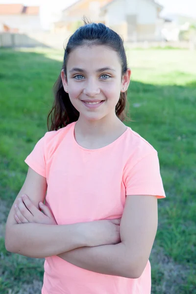 Gelukkig preteen meisje met blauwe ogen glimlachen — Stockfoto