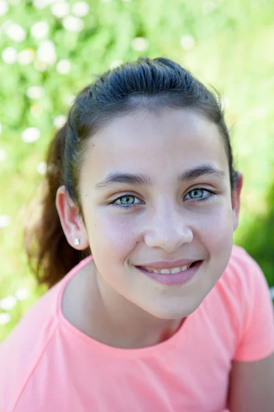 Happy casual preteen girl looking at camera — Stock Photo, Image