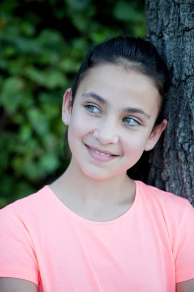 Menina pré-adolescente feliz com olhos azuis sorrindo — Fotografia de Stock