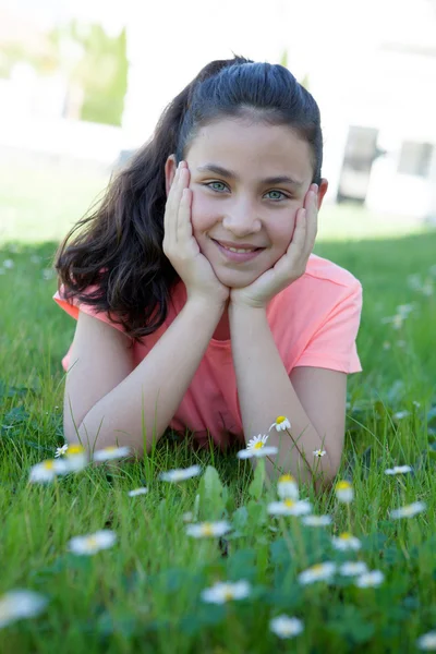 Feliz niña preadolescente acostada en la hierba —  Fotos de Stock